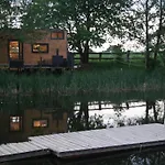 בית נופש Tiny House In Absoluter Alleinlage Direkt Am Naturteich Grosse Terrasse Grill Und Kaminofen Juni - September Mindestmietzeit 1 Woche Sa- Sa Großharthau