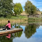 Tiny House In Absoluter Alleinlage Direkt Am Naturteich Grosse Terrasse Grill Und Kaminofen Juni - September Mindestmietzeit 1 Woche Sa- Sa בית נופש