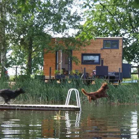 Ferienhaus Tinyhousebeidresden In Absoluter Alleinlage Direkt Am Naturteich Große Terrasse Grill Und Kaminofen Juni - September Mindestmietzeit 1 Woche Sa- Sa *