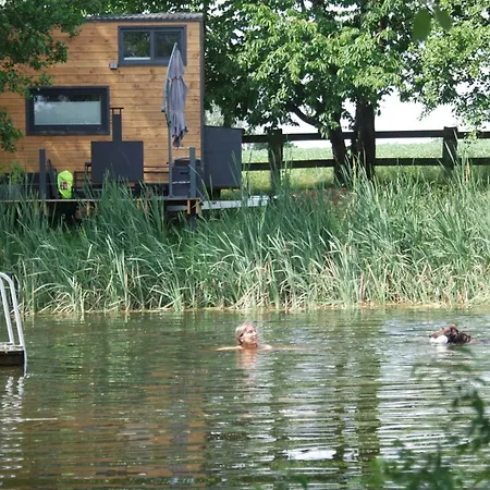 Holiday home Tinyhousebeidresden In Absoluter Alleinlage Direkt Am Naturteich Grosse Terrasse Grill Und Kaminofen Juni - September Mindestmietzeit 1 Woche Sa- Sa Grossharthau