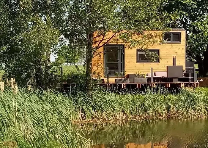 Tinyhousebeidresden In Absoluter Alleinlage Direkt Am Naturteich Grosse Terrasse Grill Und Kaminofen Juni - September Mindestmietzeit 1 Woche Sa- Sa Holiday home *