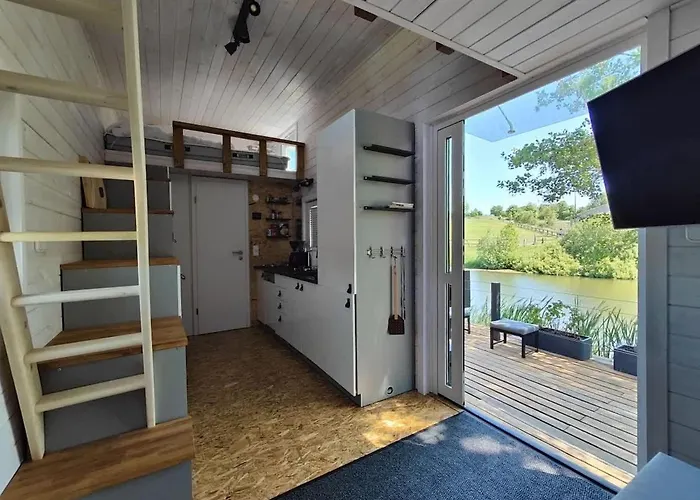 بيت للعطل Tinyhousebeidresden In Absoluter Alleinlage Direkt Am Naturteich Grosse Terrasse Grill Und Kaminofen Juni - September Mindestmietzeit 1 Woche Sa- Sa Großharthau