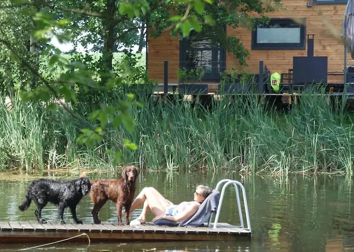 بيت للعطل Tinyhousebeidresden In Absoluter Alleinlage Direkt Am Naturteich Grosse Terrasse Grill Und Kaminofen Juni - September Mindestmietzeit 1 Woche Sa- Sa Großharthau